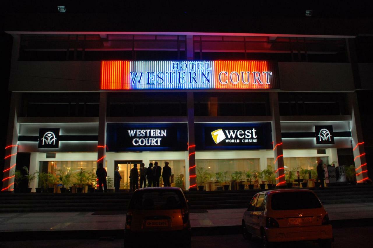 Hotel Western Court Chandīgarh Eksteriør billede